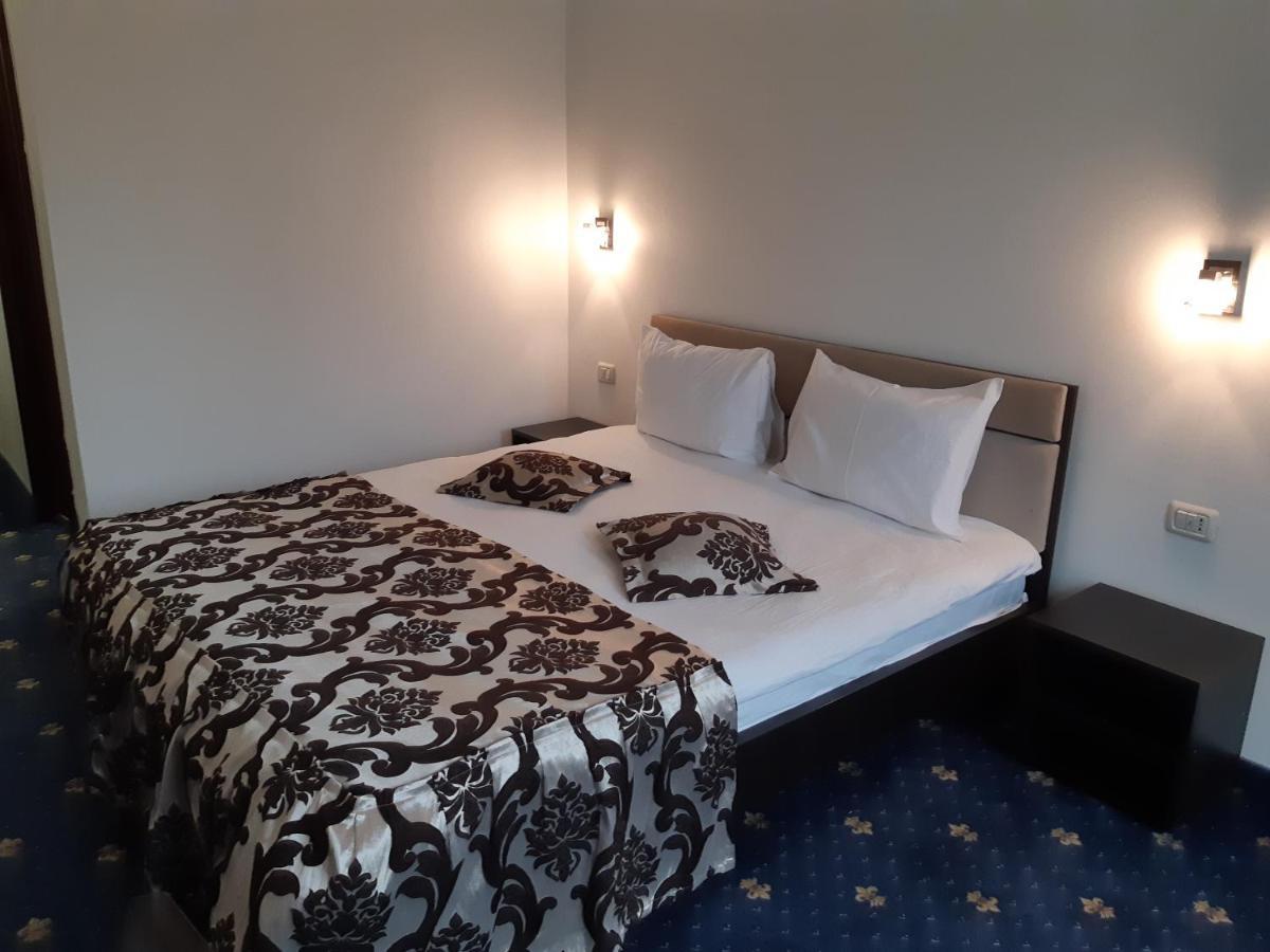 Hotel Ro&Mario Birlad Bagian luar foto