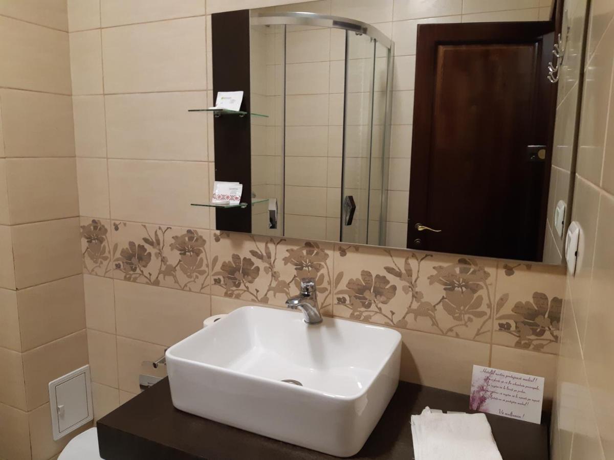 Hotel Ro&Mario Birlad Bagian luar foto