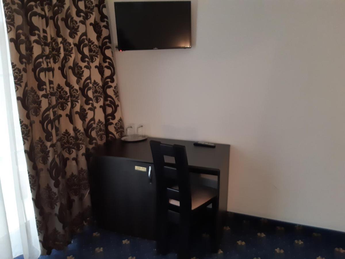 Hotel Ro&Mario Birlad Bagian luar foto